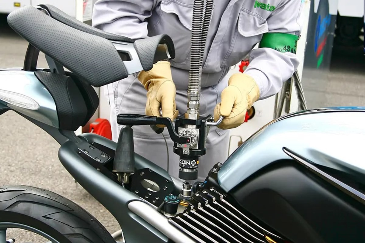 Repostaje en motocicleta Suzuki de hidrógeno