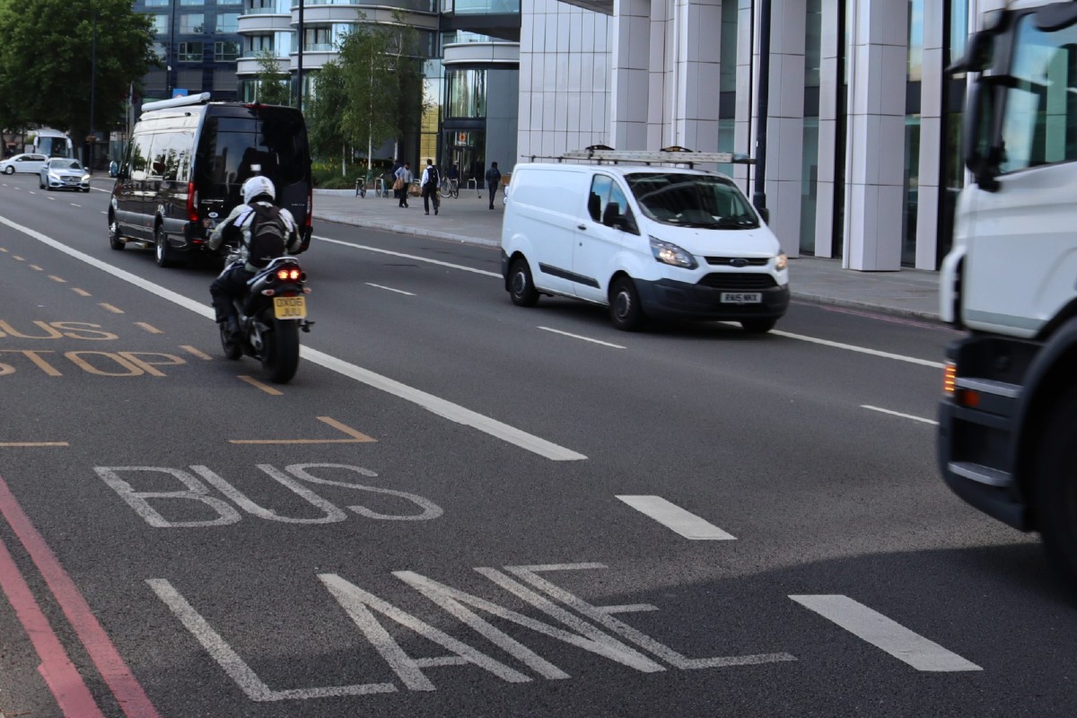 Moto circulando por una carretera británica