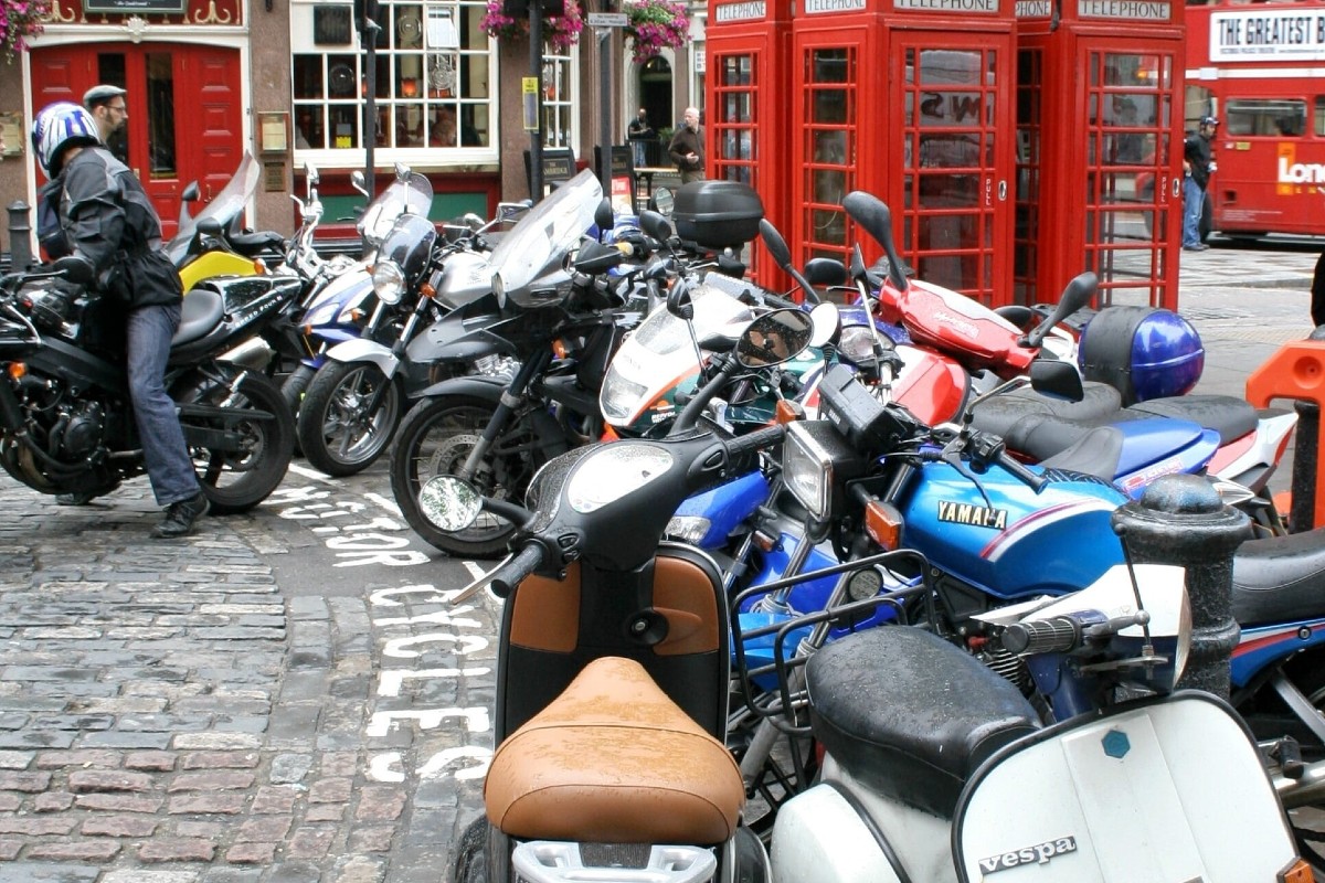 Motos aparcadas en una calle inglesa