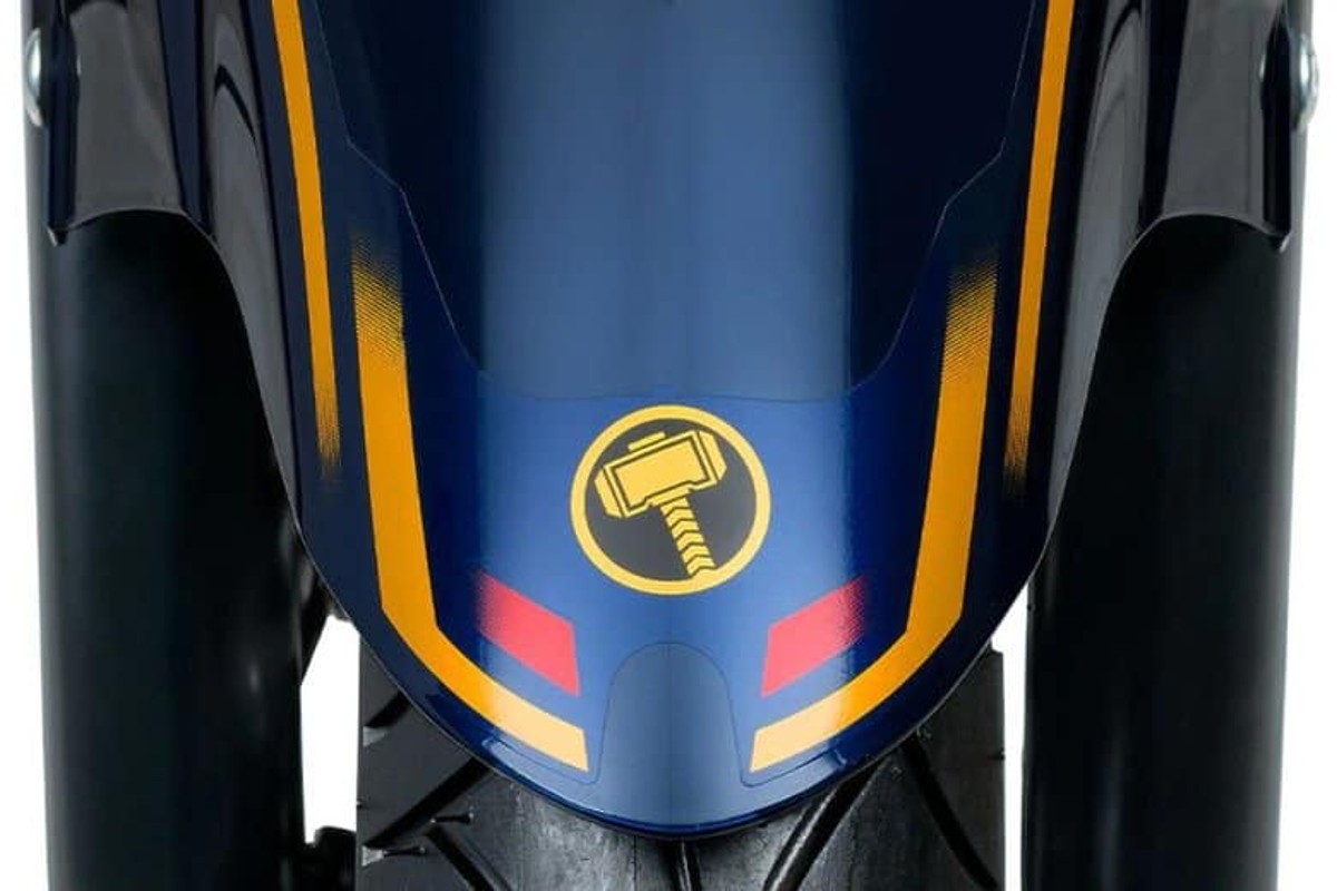 Yamaha FZ25 Thor, Love & thunder detalle del guardabarros delantero