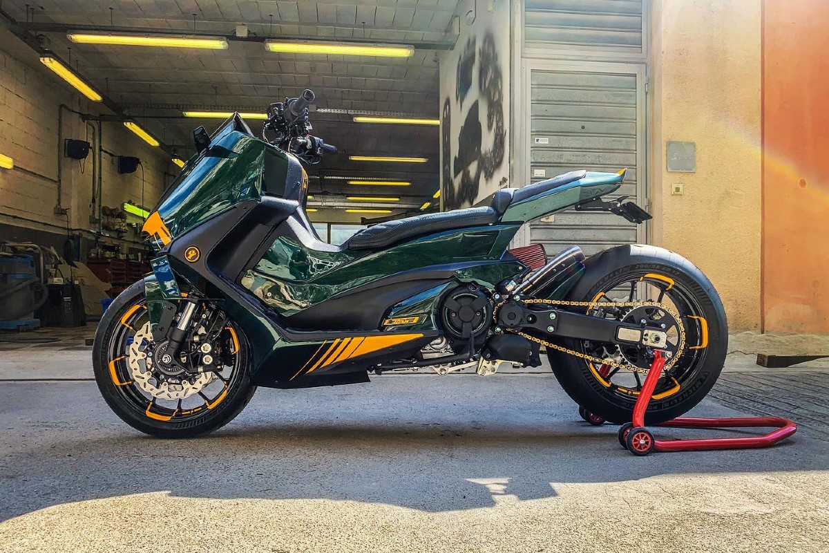 Vista lateral del Yamaha TMax Titan Ortolani Customs