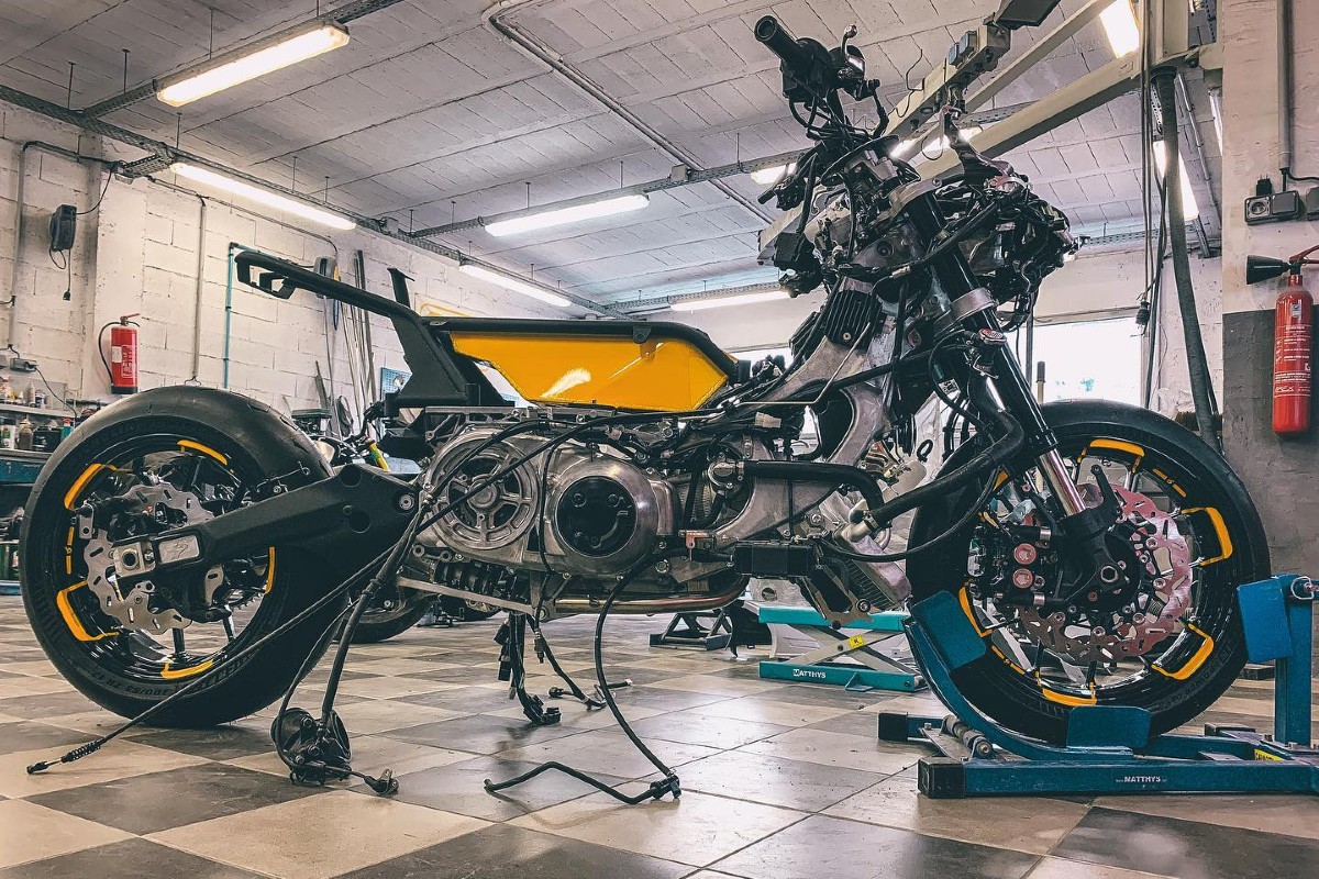 El TMax Titan en proceso de fabricación