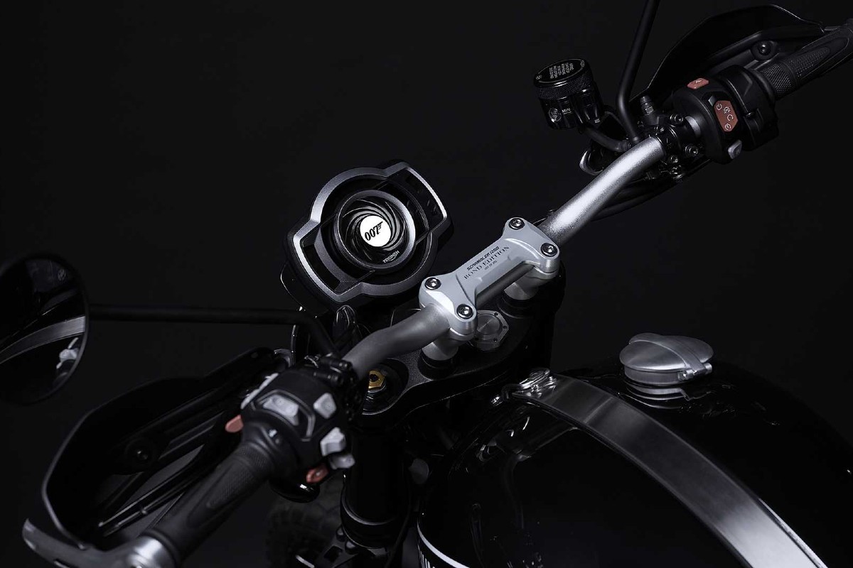 Relojes y manillar de la Triumph Scrambler 1200 bond edition