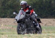 Vista frontal de posible Ducati V4 R circulando