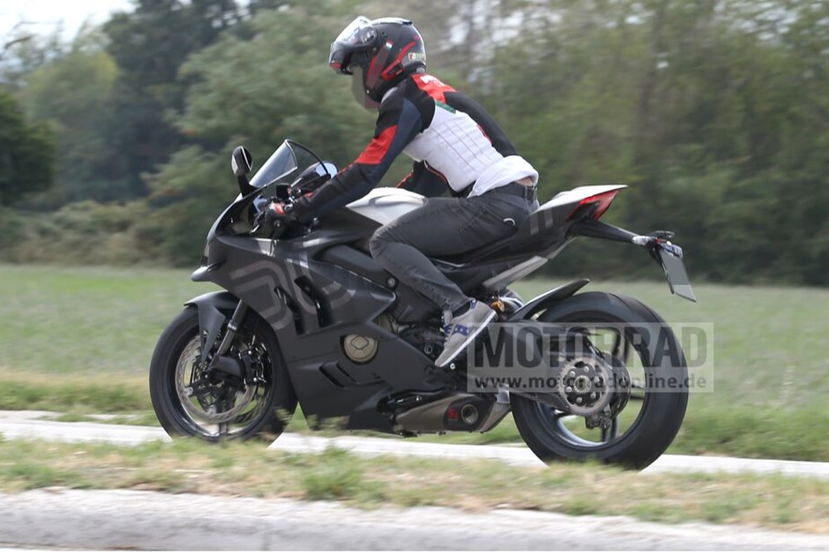 La posible Ducati V4 R en plena acción