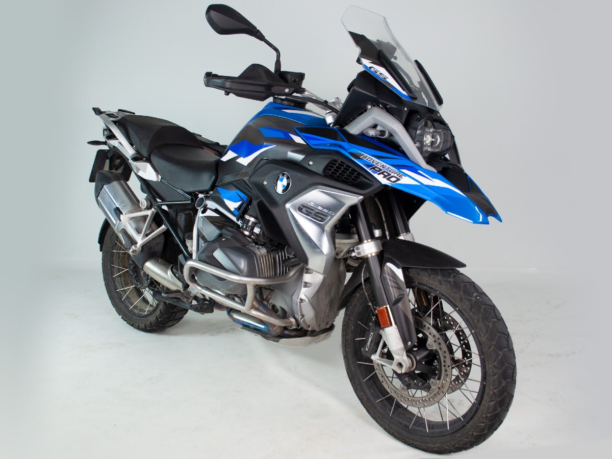 Vista frontal del kit Adventure Pro para la BMW R1250GS cosmic blue