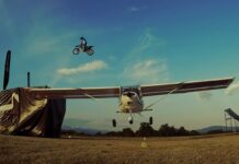 mattia_cavalli_salta_por_encima_de_un_avion_1