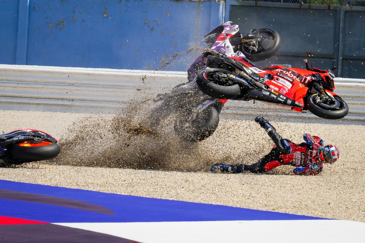 Caída de inicio de carrera con Zarco, Pirro y Pol Espargaró