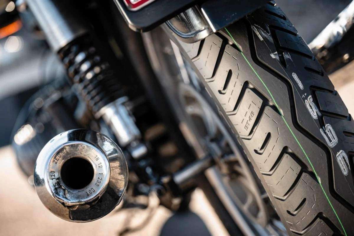 Independientemente del tipo de moto, calentar el neumático nos puede ahorrar sustos