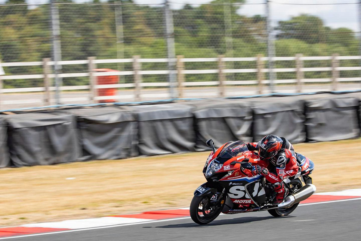El piloto francés no se anda con rodeos, gas a fondo con la Suzuki