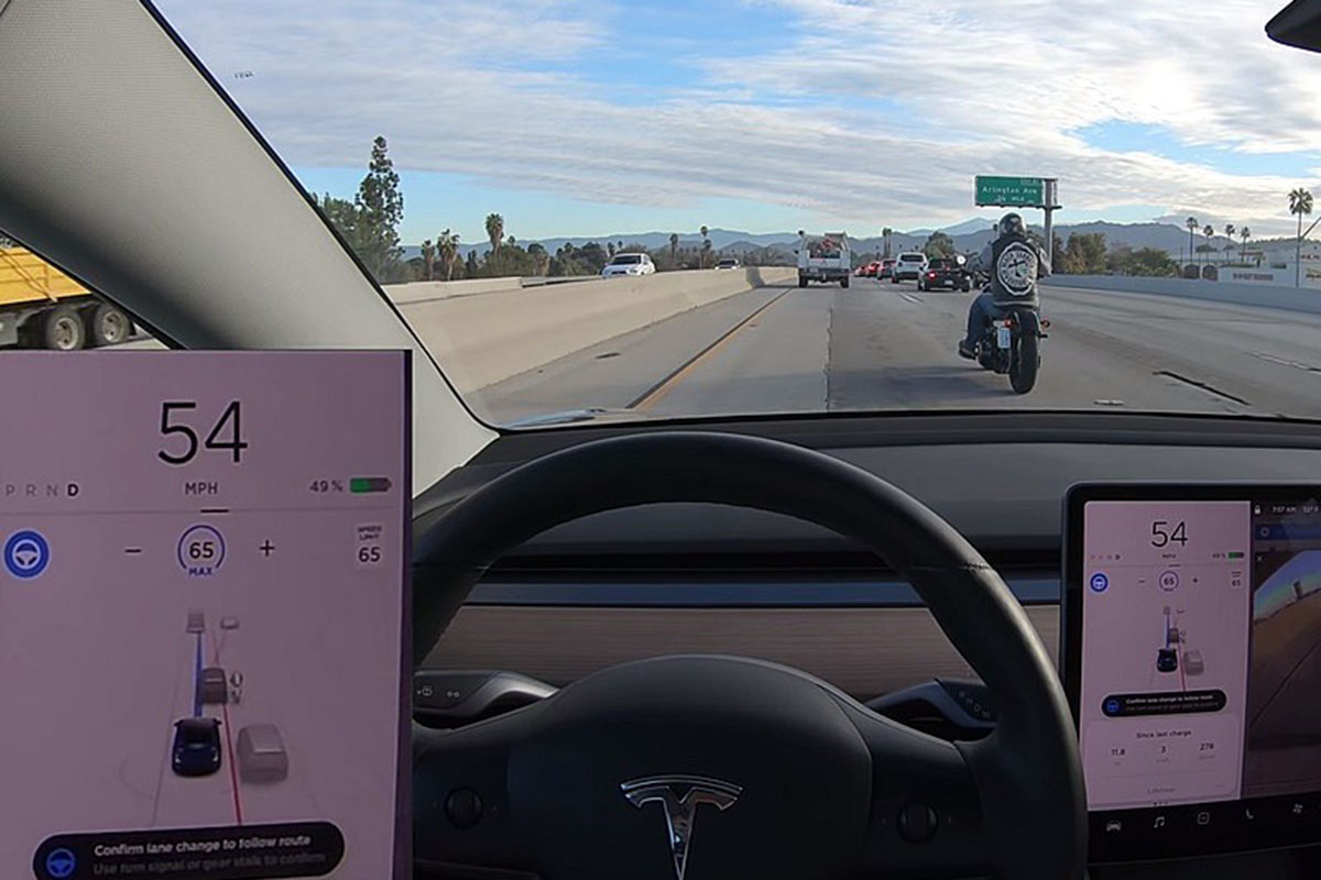 ¿Podría fallar el autopilot de Tesla a la hora de reconocer motos por la noche?