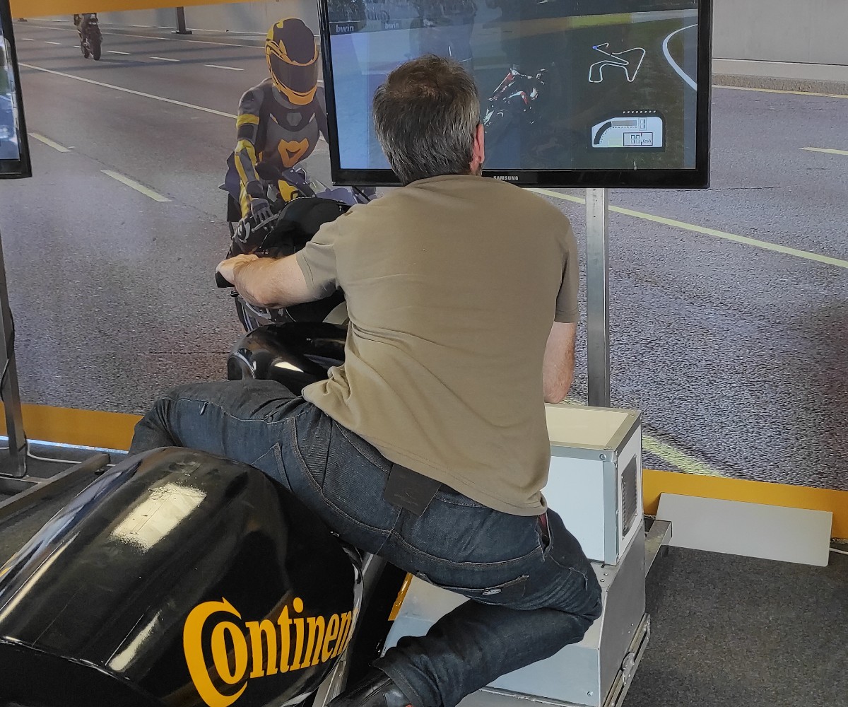 Un compañero probando el simulador