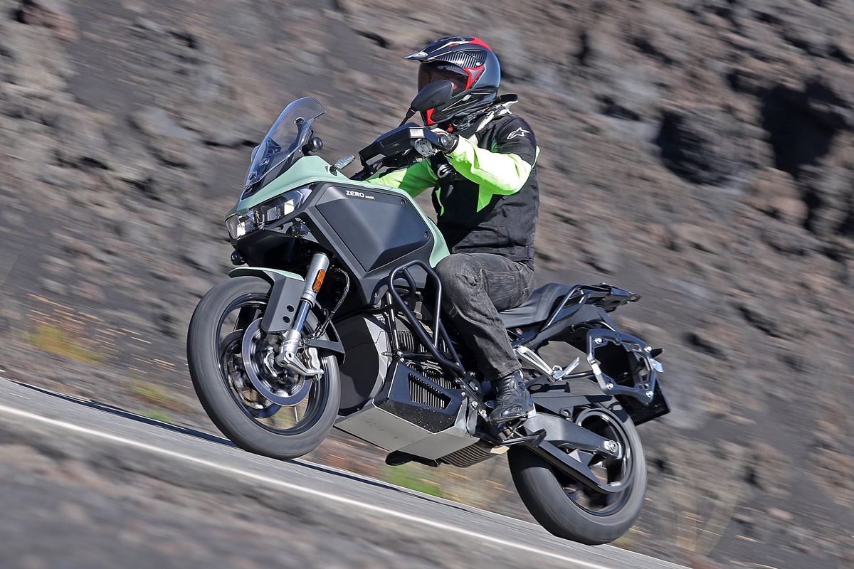 Zero Motorcycles DSR/X 2023 en acción