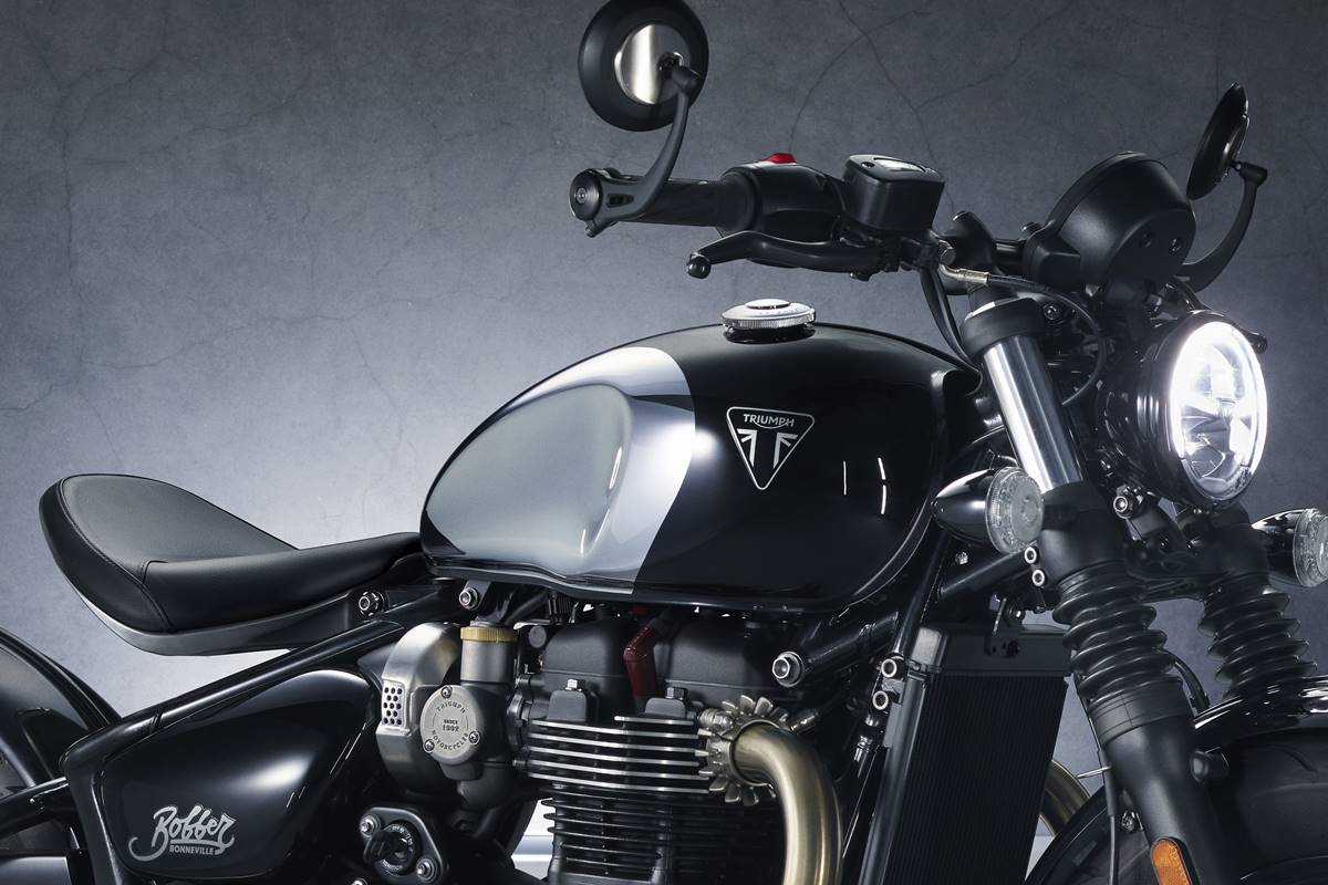 bonneville_bobber_chrome_edition_-_tank