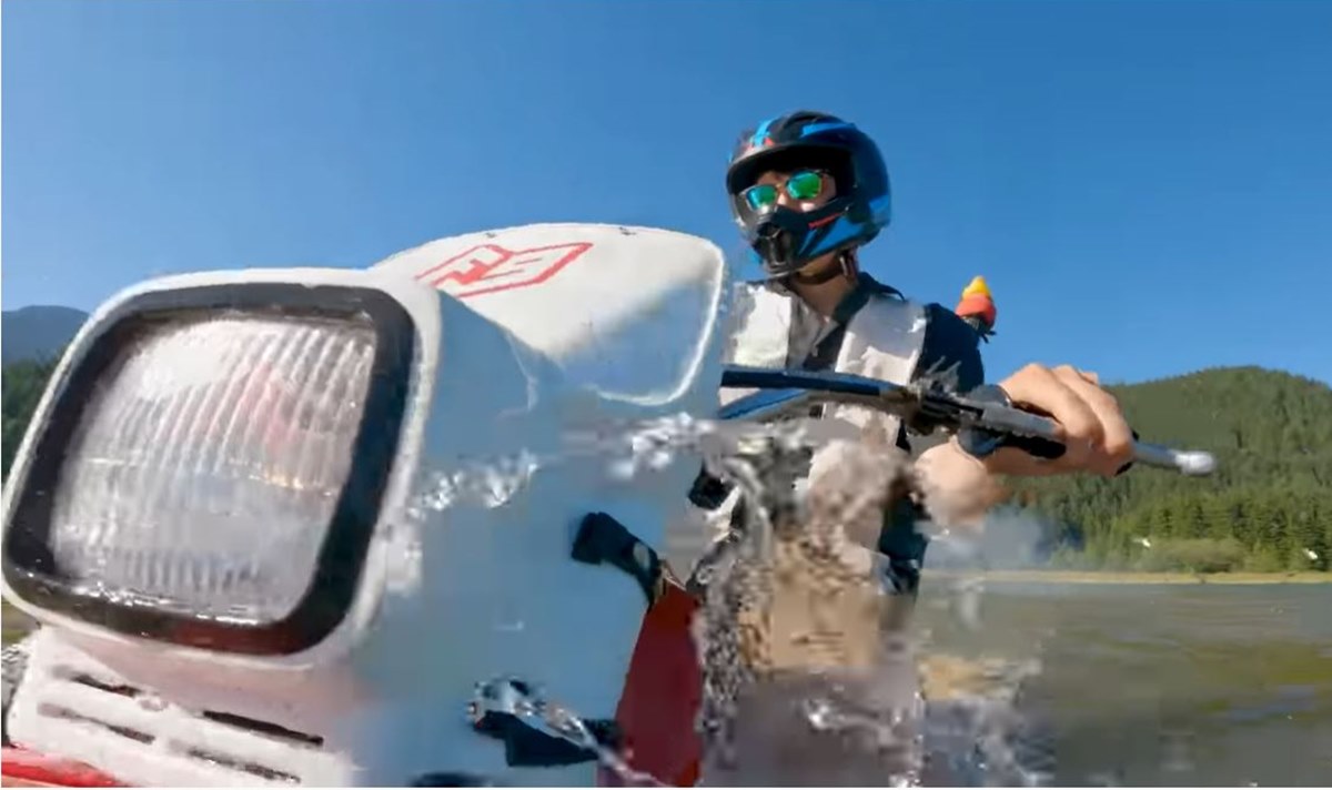 Formas de cruzar un río con una moto