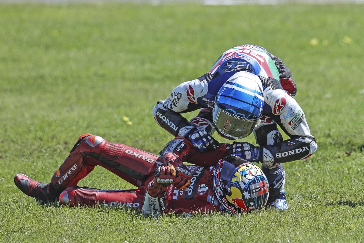 Álex Márquez pidiendo disculpas a Miller tras la caída