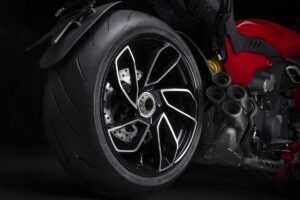 Ducati Diavel V4 2023 llanta posterior