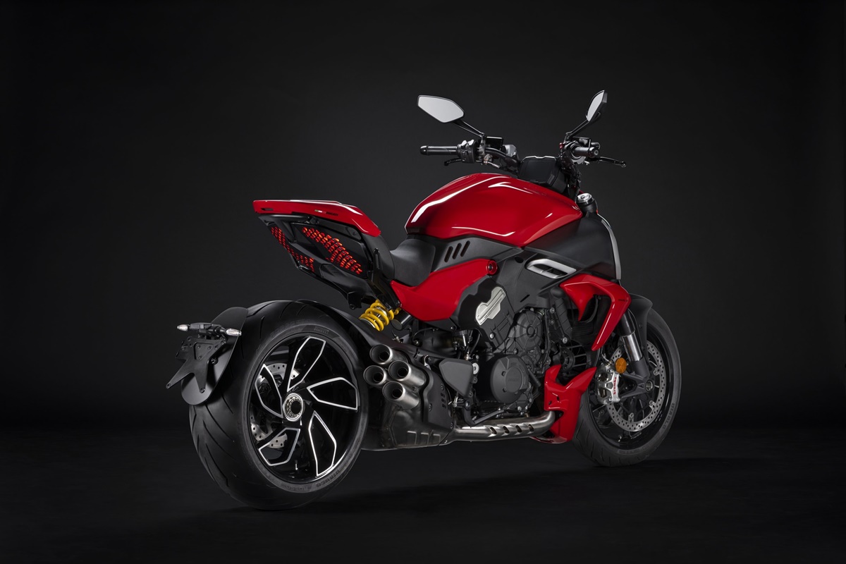 Ducati Diavel V4 2023 vista lateral
