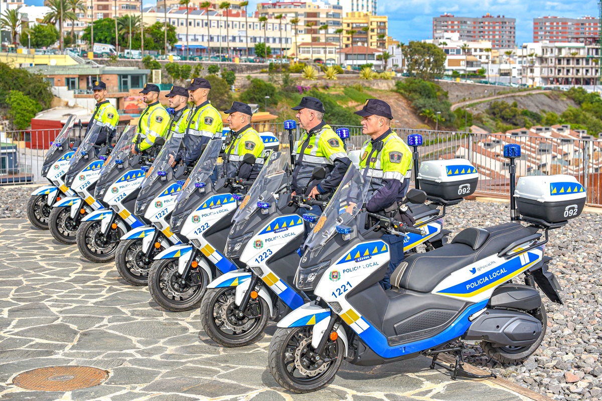 Acto de entrega de 7 SYM Maxsym 400 a la policía local de Las Palmas