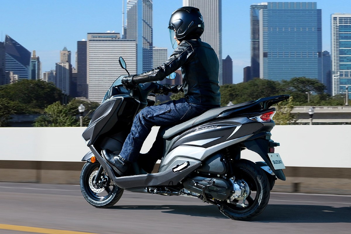 Vista lateral del Burgman 125 en movimiento