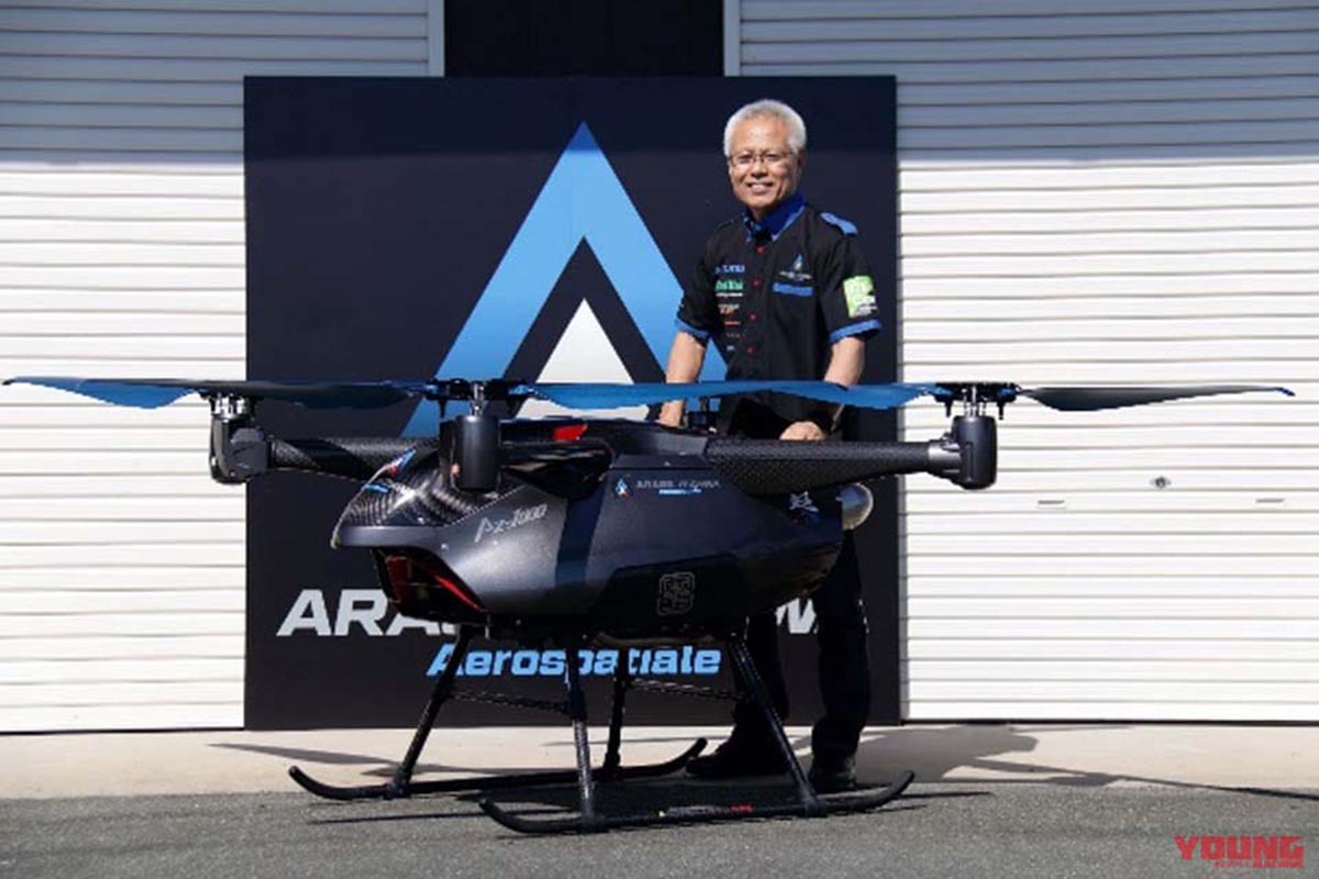 Kunio Arase junto al dron