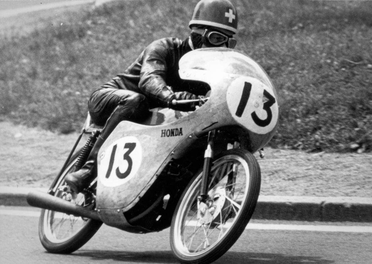 Luigi Taveri compitiendo en una carrera del Mundial de Motociclismo