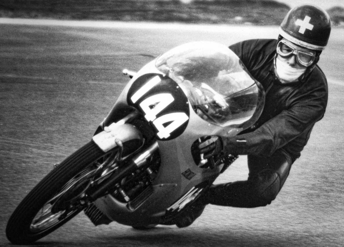 Luigi Taveri compitiendo en una carrera del Mundial de Motociclismo