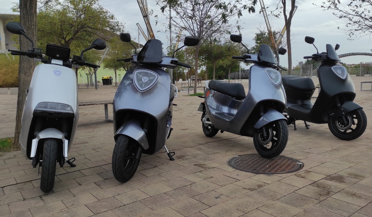 Scooters eléctricos Yadea estacionados durante el evento