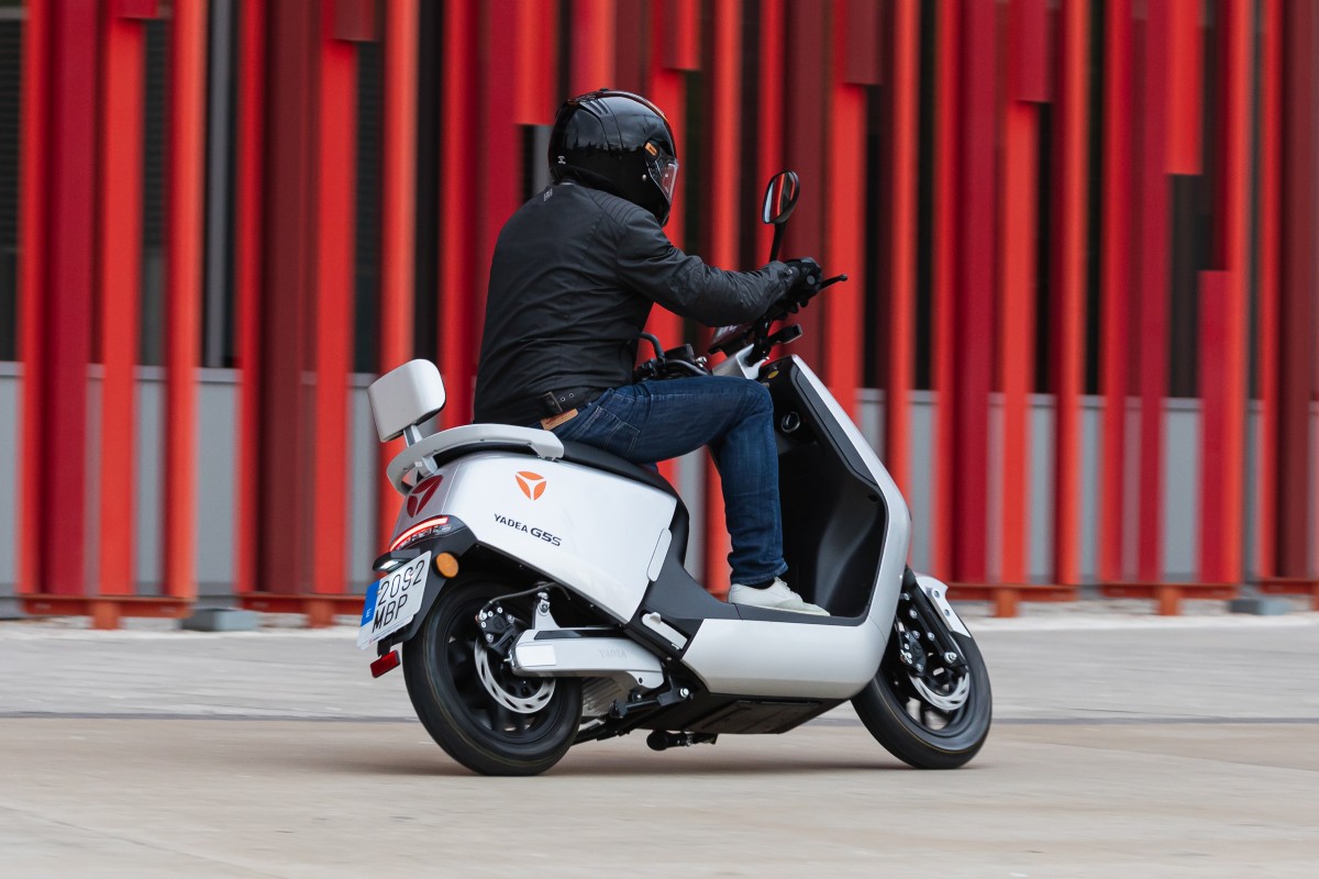 Los scooters Yadea se mueven a la perfección entre el tráfico urbano