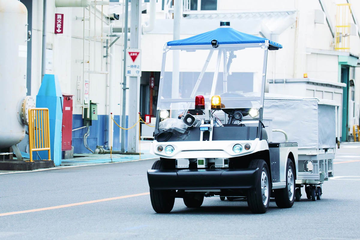 Los vehículos transportan diferentes piezas por las factorías
