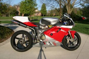 Ducati 1036 CS vista lateral