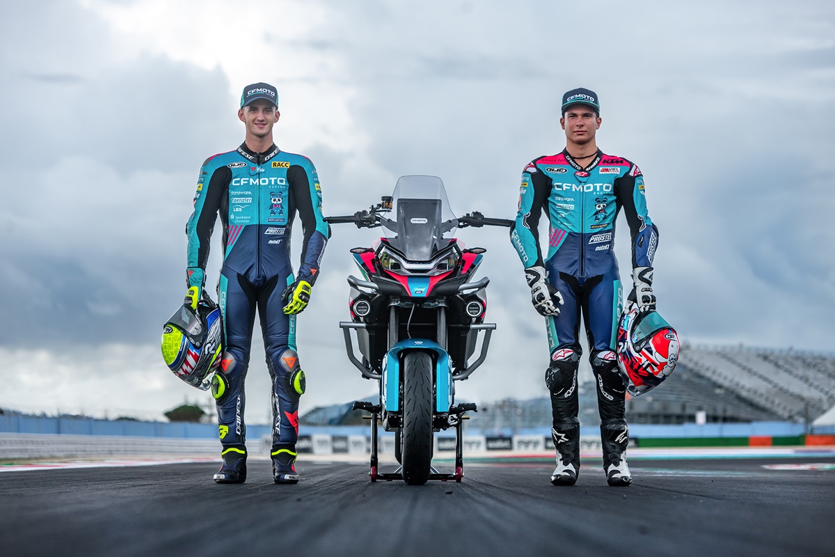 Los pilotos del equipo de Moto3 con la nueva CFMoto 800MT SPORT R