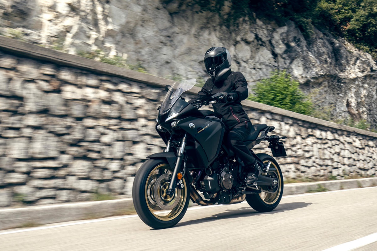 Yamaha Tracer 7 2023 en acción