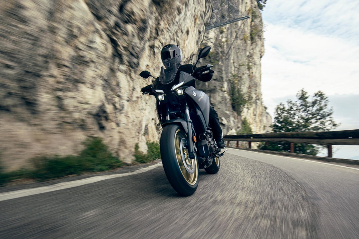 Yamaha Tracer 7 2023 en acción
