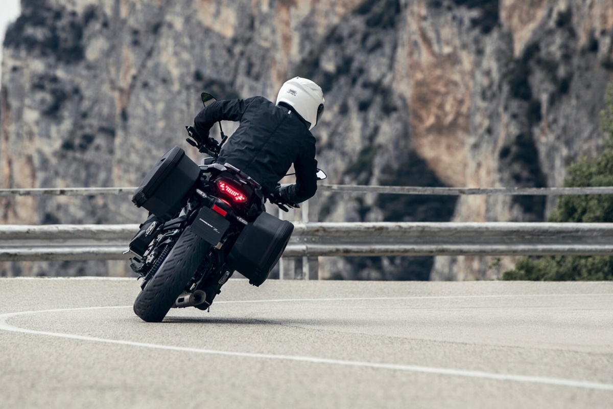Yamaha Tracer 7 GT 2023 en acción