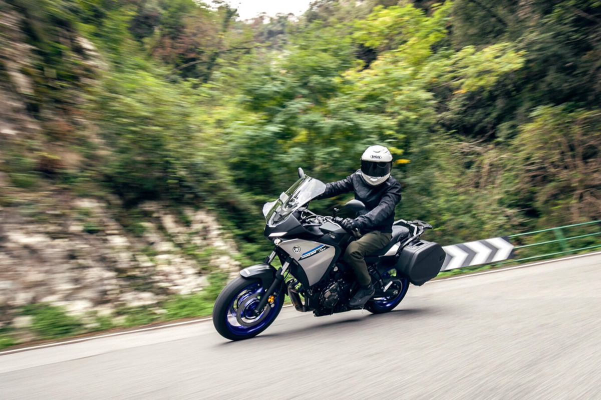 Yamaha Tracer 7 GT 2023 en acción