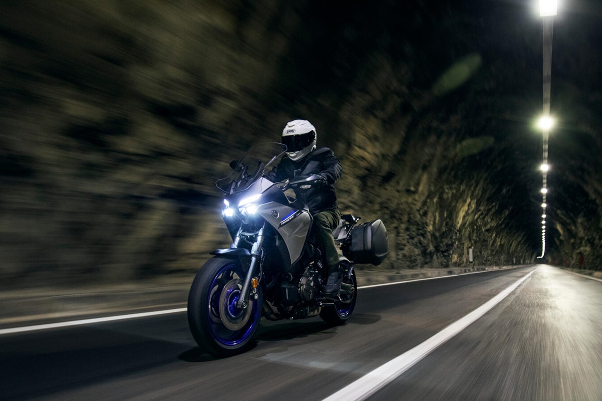 Yamaha Tracer 7 GT 2023 en acción