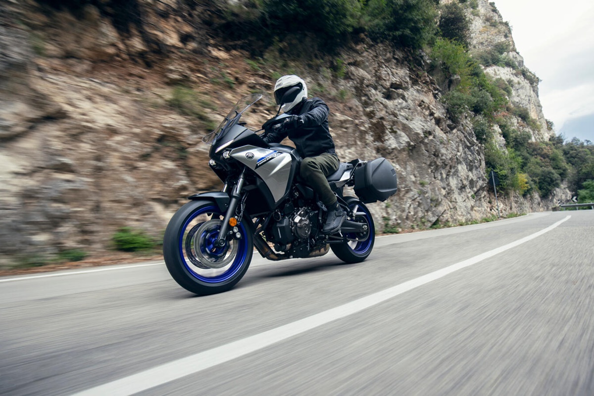 Yamaha Tracer 7 GT 2023 en acción