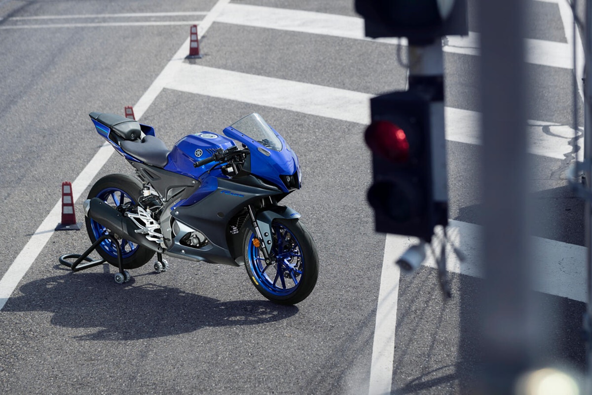 Yamaha YZF-R125 2023 en estático