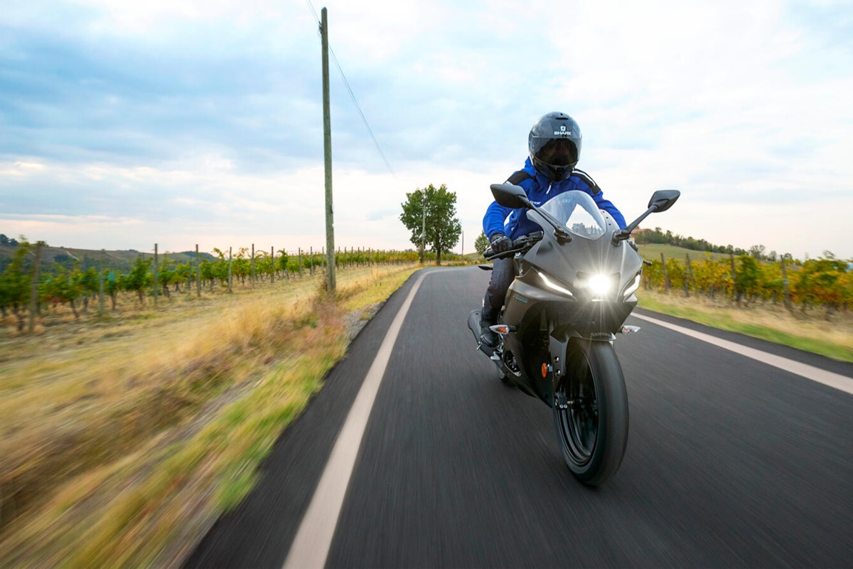 Yamaha YZF-R125 2023 en acción
