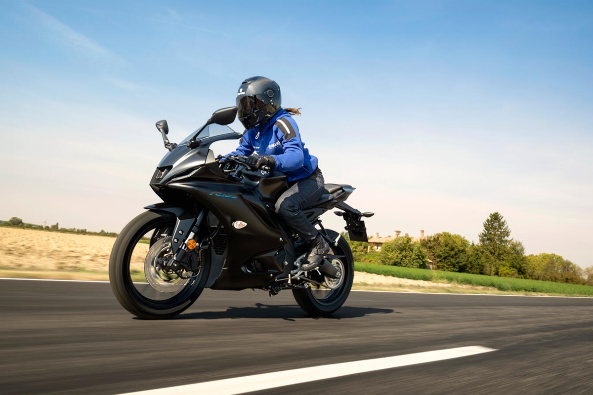 Yamaha YZF-R125 2023 en acción
