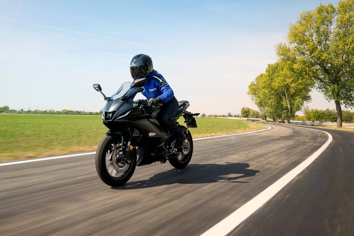 Yamaha YZF-R125 2023 en acción