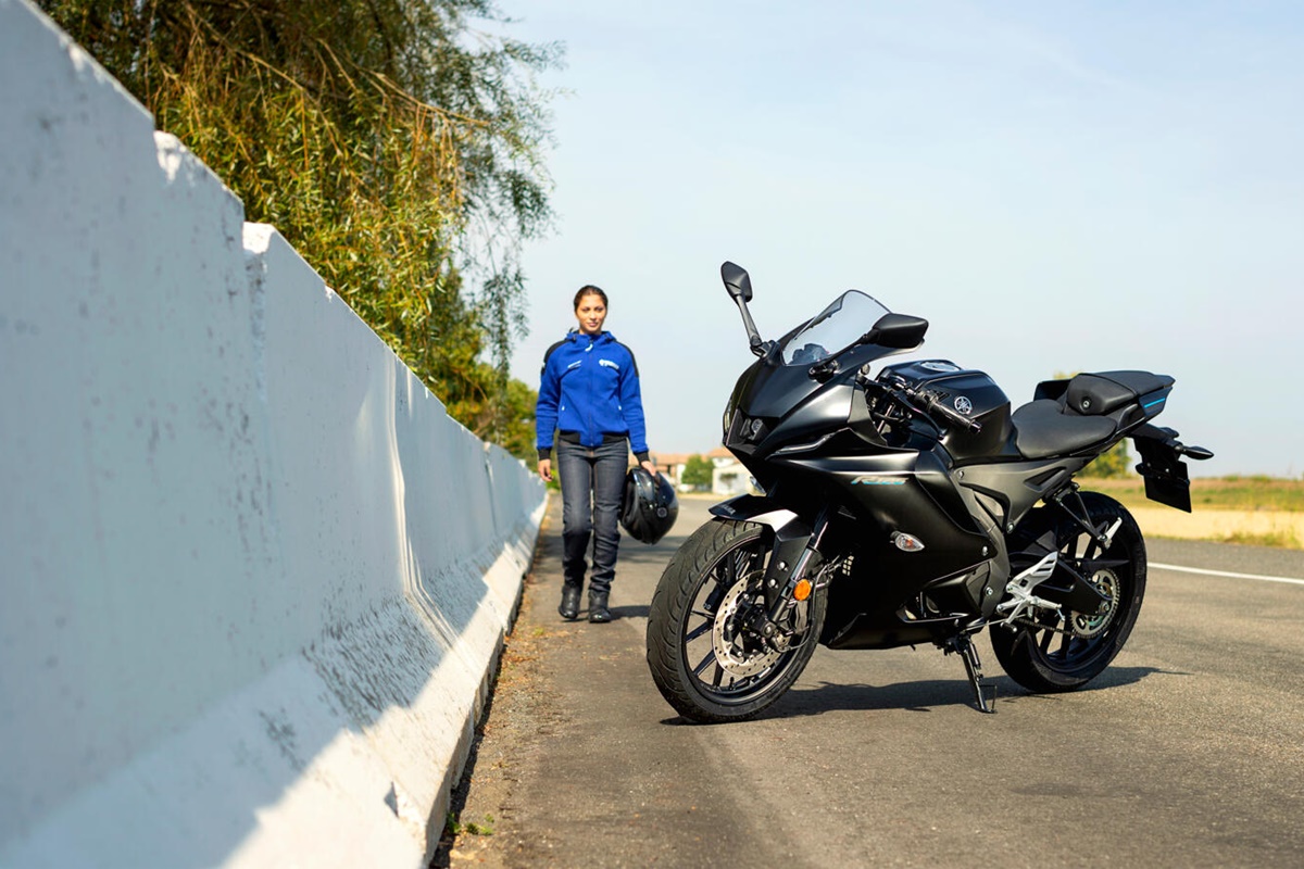 Yamaha YZF-R125 2023 en estático