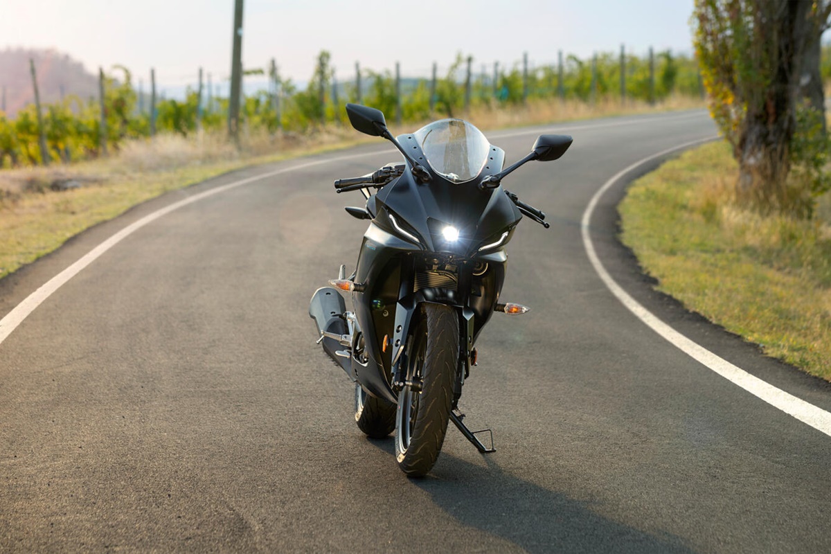 Yamaha YZF-R125 2023 en estático