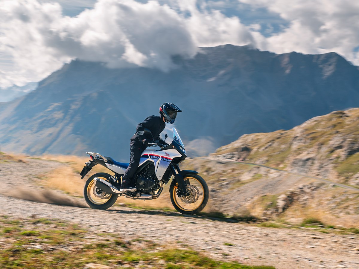 Honda XL750 Transalp 2023 en acción