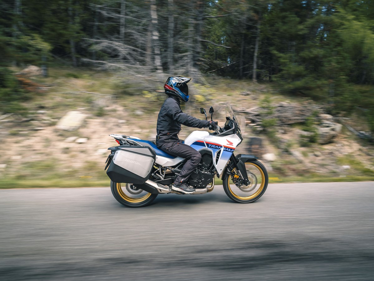 Honda XL750 Transalp 2023 en acción