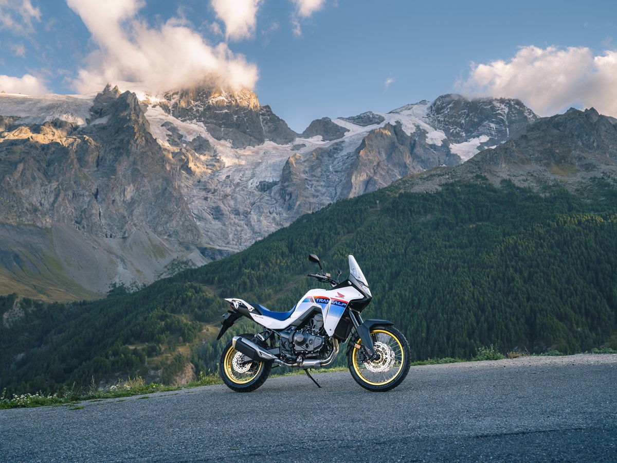 Honda XL750 Transalp 2023 en estático
