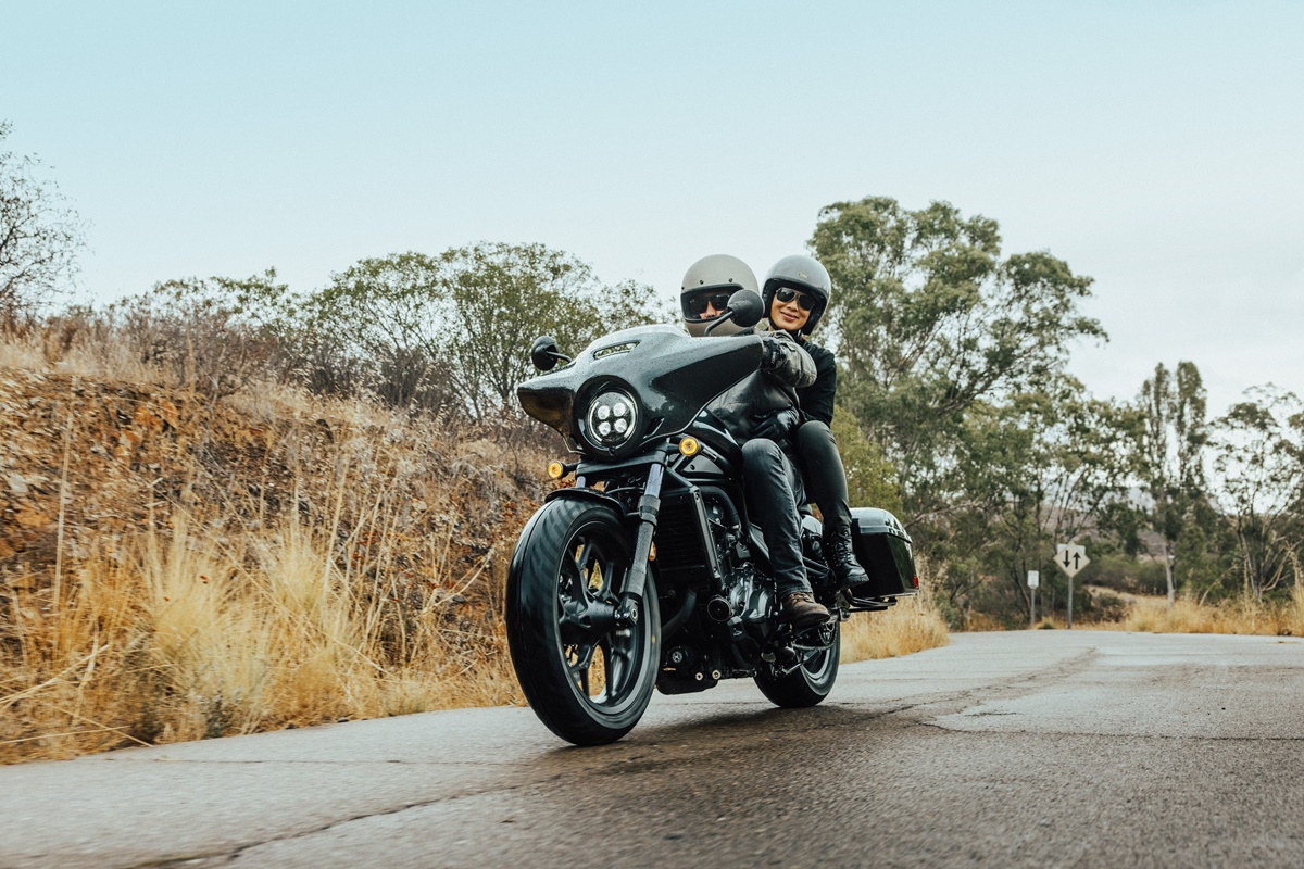 Honda CMX1100T Rebel 2023 en acción