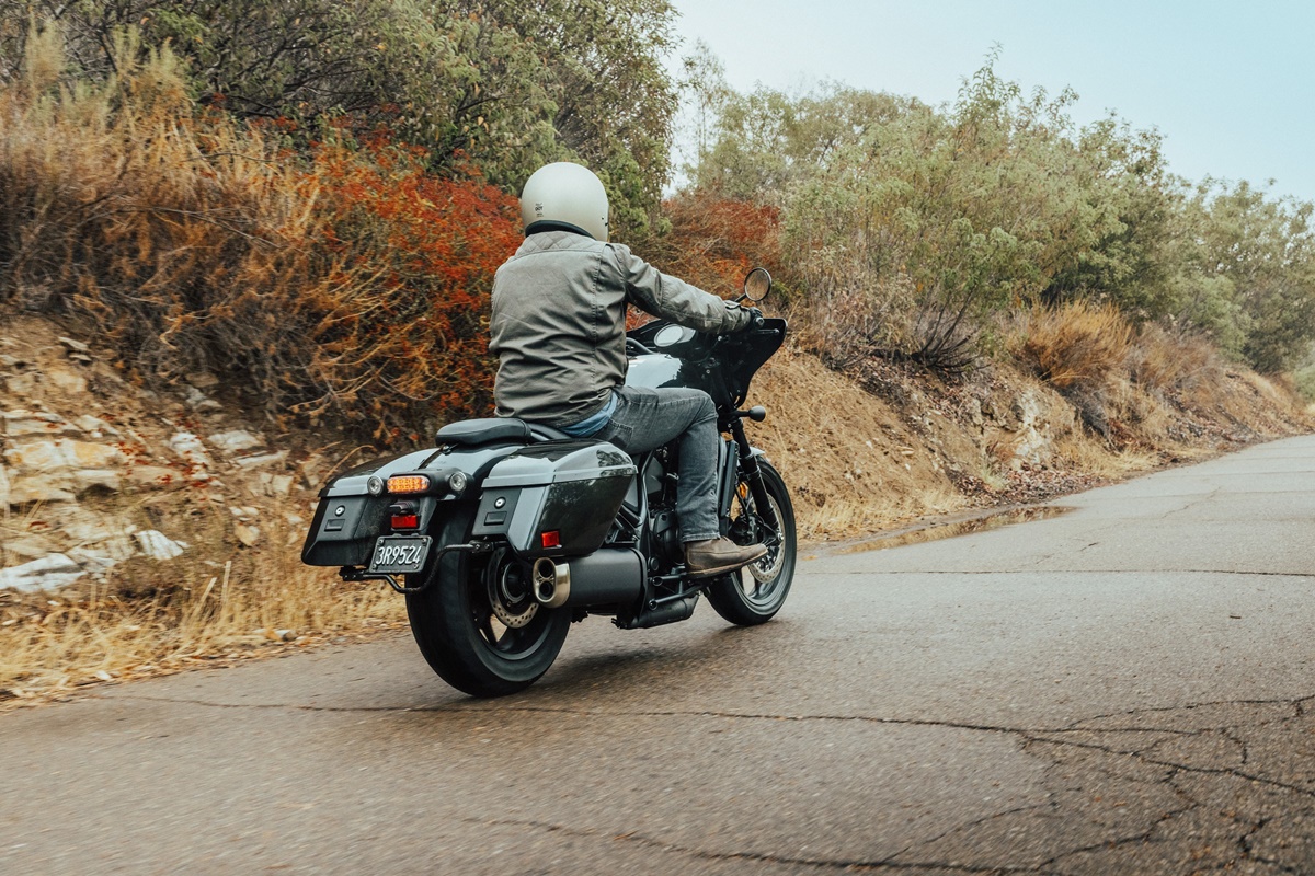 Honda CMX1100T Rebel 2023 en acción