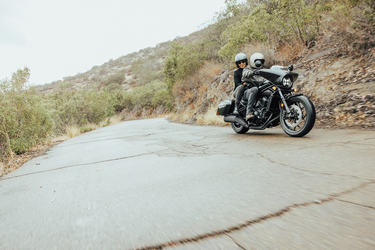 Honda CMX1100T Rebel 2023 en acción